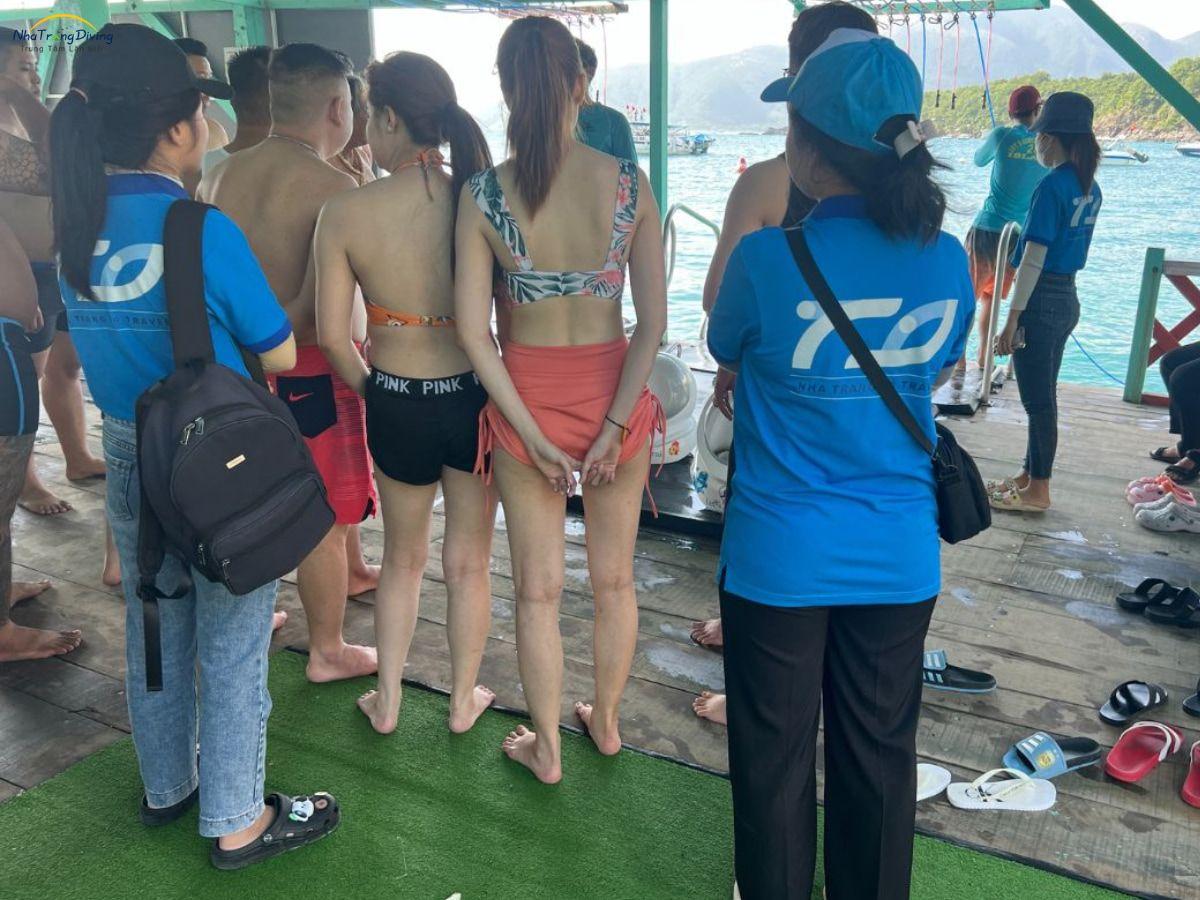 tour-di-bo-duoi-day-bien-nha-trang