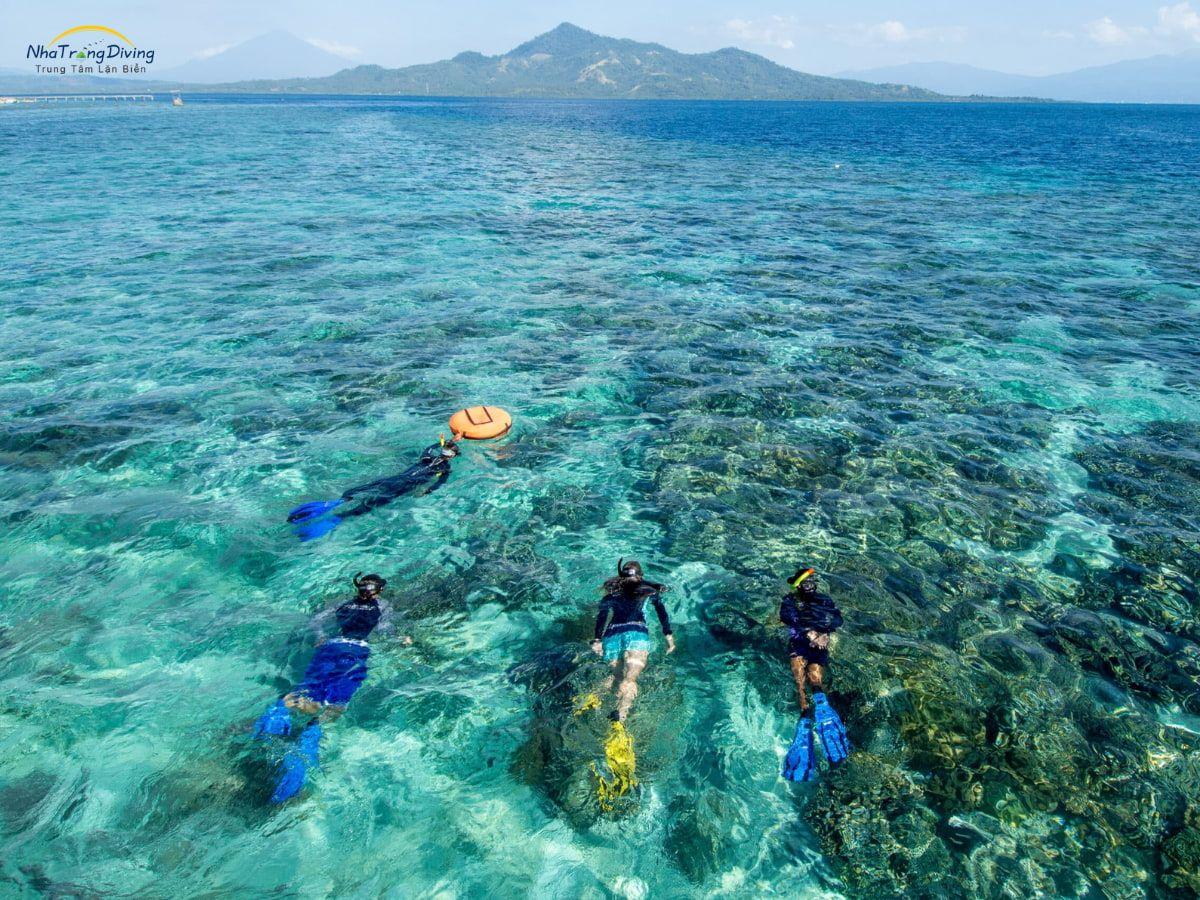 phan-biet-giua-lan-snorkeling-va-scuba-diving-nha-trang
